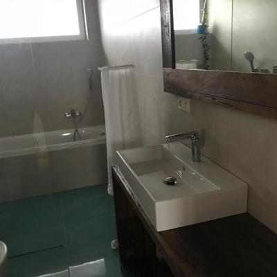 zrkadlo a stolík do kúpeľne